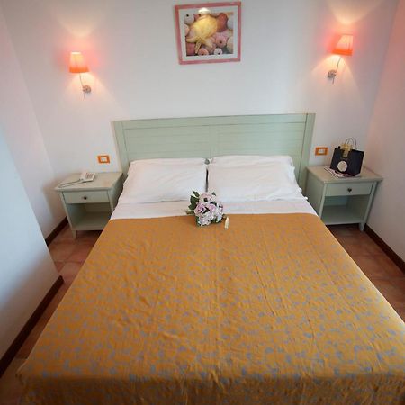 Hotel Villa Tramonto Direttamente Sul Mare San Vincenzo Exteriör bild