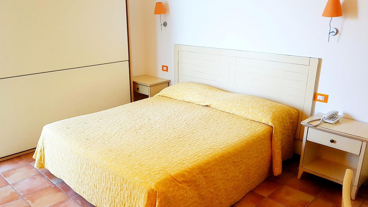 Hotel Villa Tramonto Direttamente Sul Mare San Vincenzo Exteriör bild