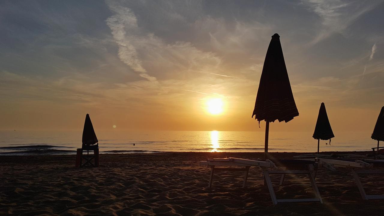 Hotel Villa Tramonto Direttamente Sul Mare San Vincenzo Exteriör bild